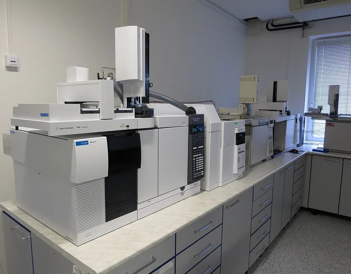 Chromatography instruments in an equipped analytical laboratory without people
